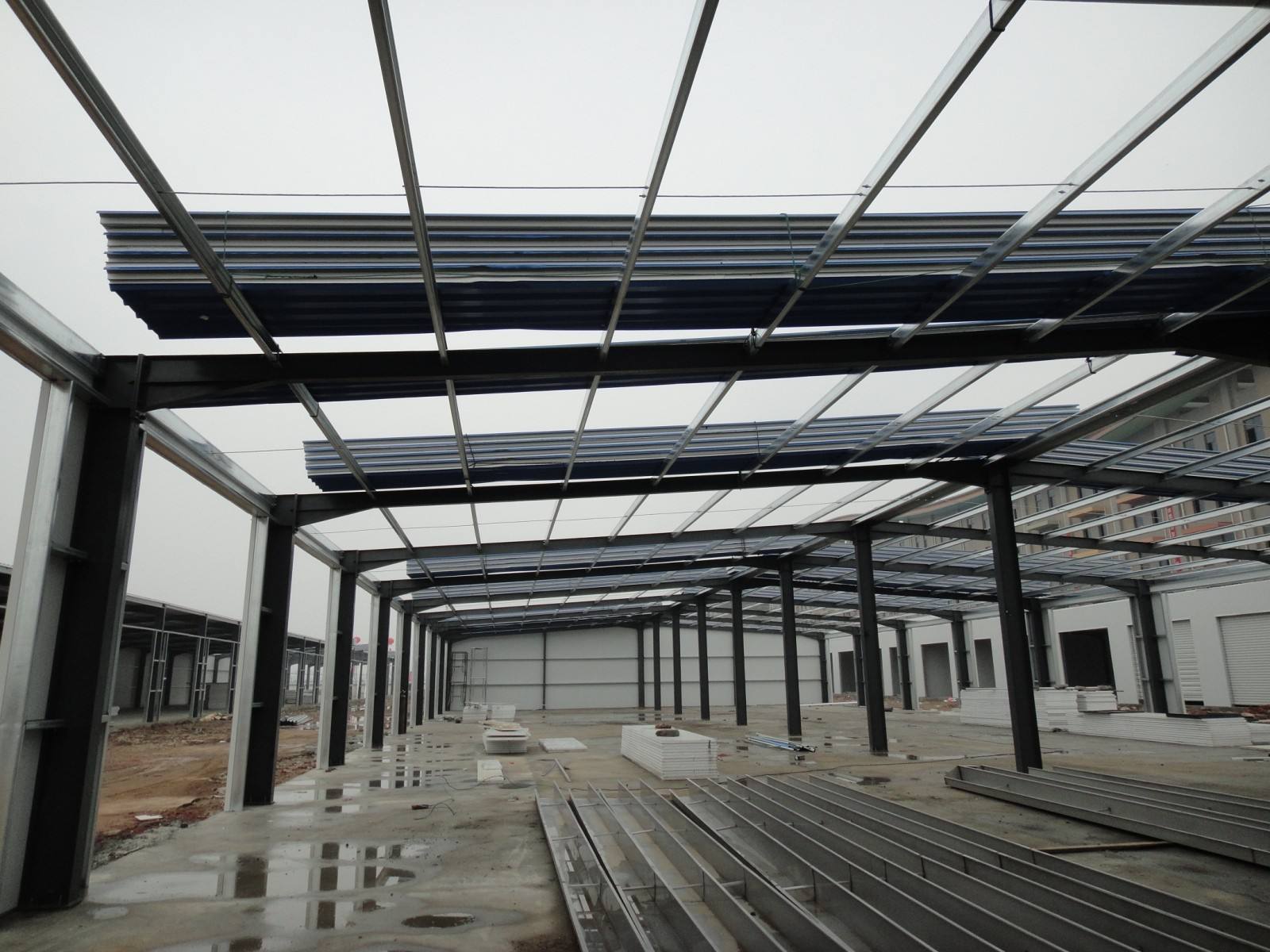 大型轻钢厂房-带脊梁